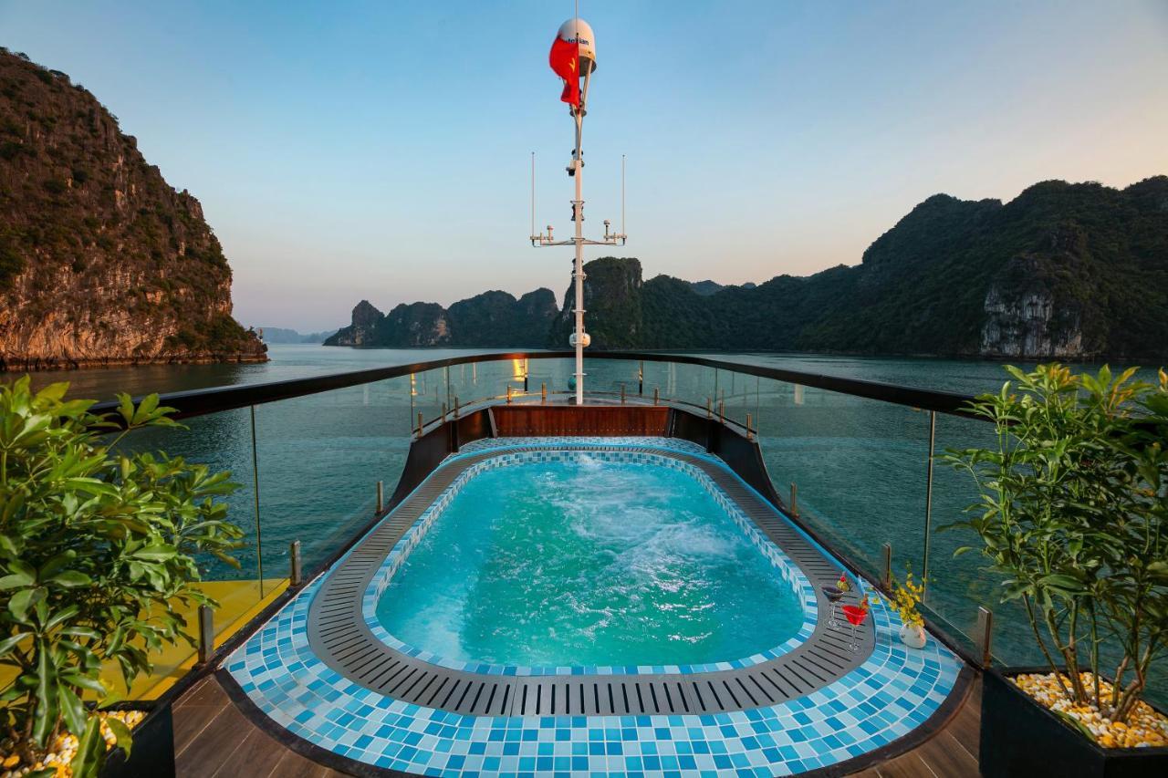 Nostalgia Halong Cruise Botel Hạ Long