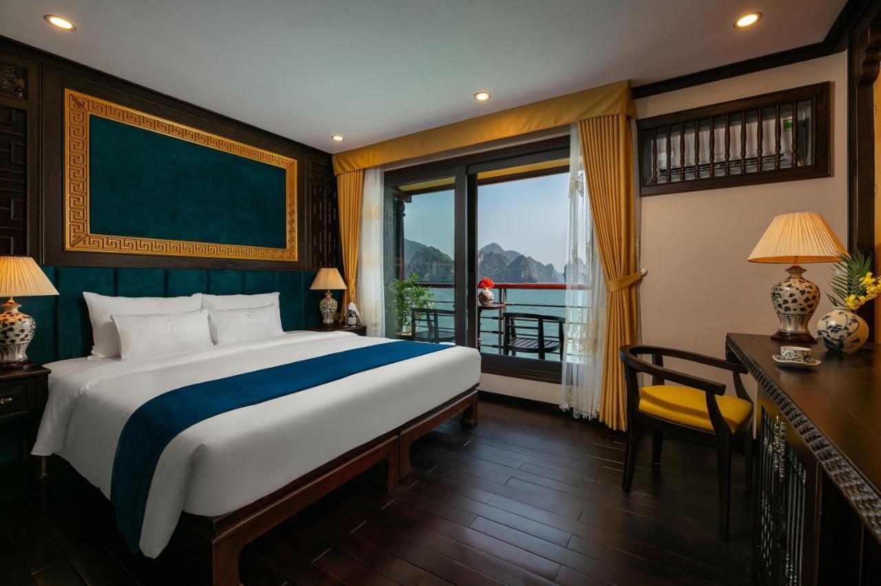 Nostalgia Halong Cruise Botel Hạ Long